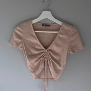 Topp med snöre - Fin kort topp med snörning, typ oanvänd 