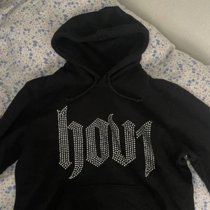 Hov1 hoodie - Hov1 hoodie köpt för 2 år sedan, nyskick aldrig använd.