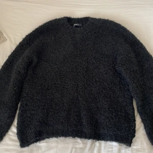 Stickad tröja - Super fin Svart stickad tröja som aldrig är andvänd och i helt nyskick,köpt på gina💕köpare står för frakt och kan mötas upp!