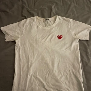Comme Des Garcons tshirt vit - Den är storlek L men sitter mer som en M eller S. Inga större defekter. Hör av er vid frågor eller intresse.