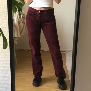 70s manchesterbyxor vinröda - Säljer dessa pga lite för stora för mig, har XS-S vanligtvis så skulle passa S-M bättre! Väldigt bra skick då de knappt använts. 