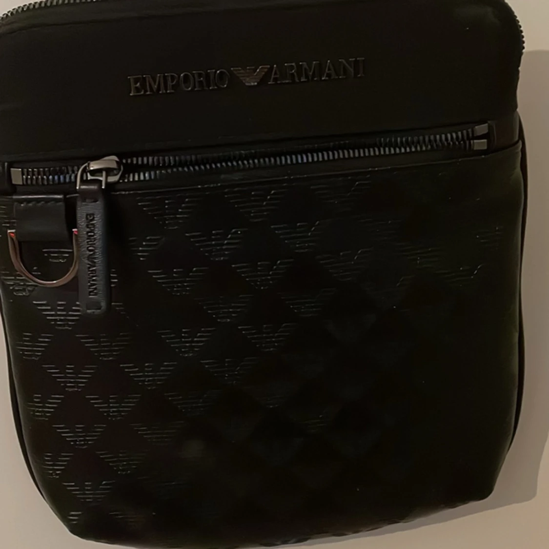 Armani axelremsväska  - 90