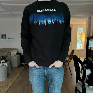 Pleasures sweatshirt - Bra skick! Säljer pga att den inte används längre. Nypris 1500kr och går inte att få tag på längre