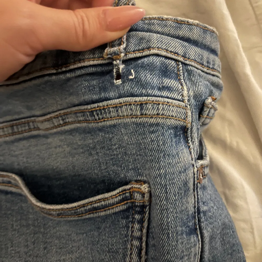 Zara jeans i storlek 38(funkar även för 36) som ej säljs längre. Endast testade, har även kvar lappen🥰 Har en liten defekt på bild tre men annars helt perfekta Köpta för 359 men pga defekten är priset sänkt🥰  Skriv för mer bilder. Jeans & Byxor.