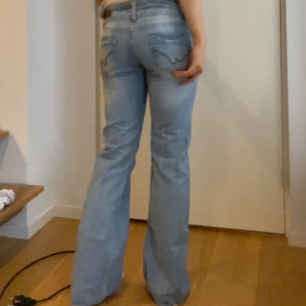 Storlek M, totala längden ör 103, innerbenslängd vet jag inte riktigt men ca 84 cm, midjemåttet är 41x2. Jeans & Byxor.