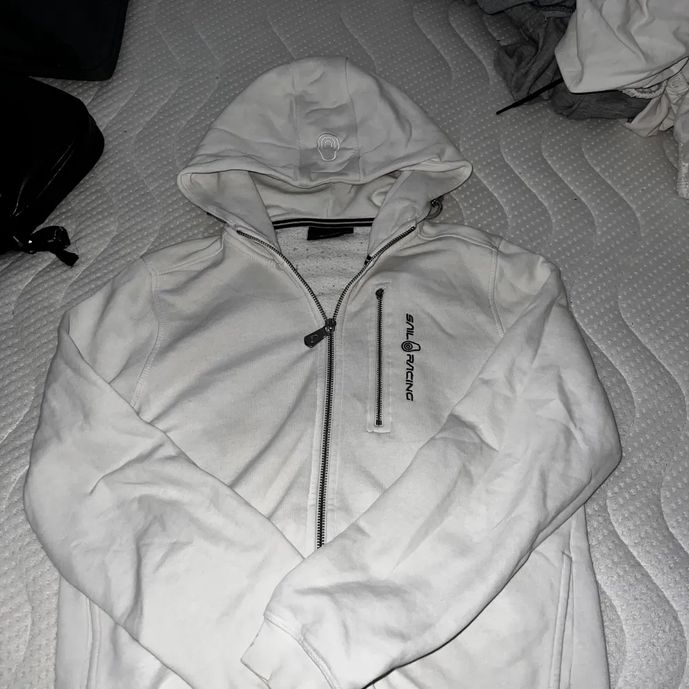 Säljer min sail racing kofta som jag fick för typ 2 år sedan. Dragkedjan på fickan på framsidan är sönder men förutom det finns det inte så många defekter. Pris kan diskuteras. . Hoodies.