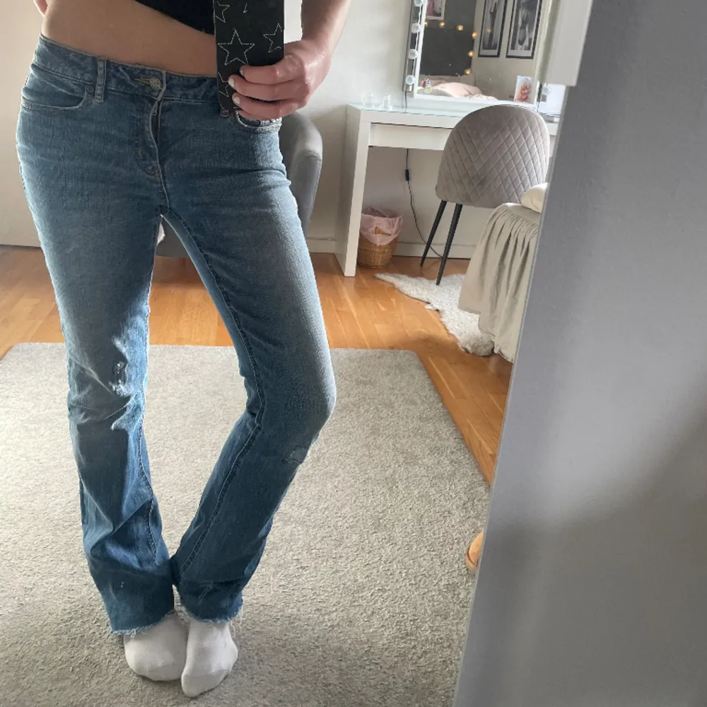 Säljer dessa fina odd molly jeans som är lågmidjade och bootcut💗 De står ingen storlek men dom känns som one size, tror att dom skulle passa dom flesta. Jag är 170 cm och brukar ha stl S/M. Jeans & Byxor.