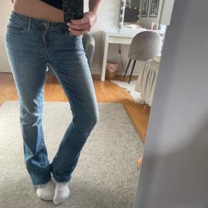 Säljer dessa fina odd molly jeans som är lågmidjade och bootcut💗 De står ingen storlek men dom känns som one size, tror att dom skulle passa dom flesta. Jag är 170 cm och brukar ha stl S/M