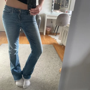 Odd molly jeans - Säljer dessa fina odd molly jeans som är lågmidjade och bootcut💗 De står ingen storlek men dom känns som one size, tror att dom skulle passa dom flesta. Jag är 170 cm och brukar ha stl S/M