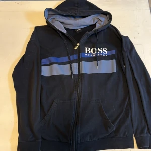 Hugo boss zip up - Säljer nu denna Hugo boss tröjan, hyfsat skick fåtal små hål som man kan se på bilden ⚜️Skriv om du har några funderingar⚜️