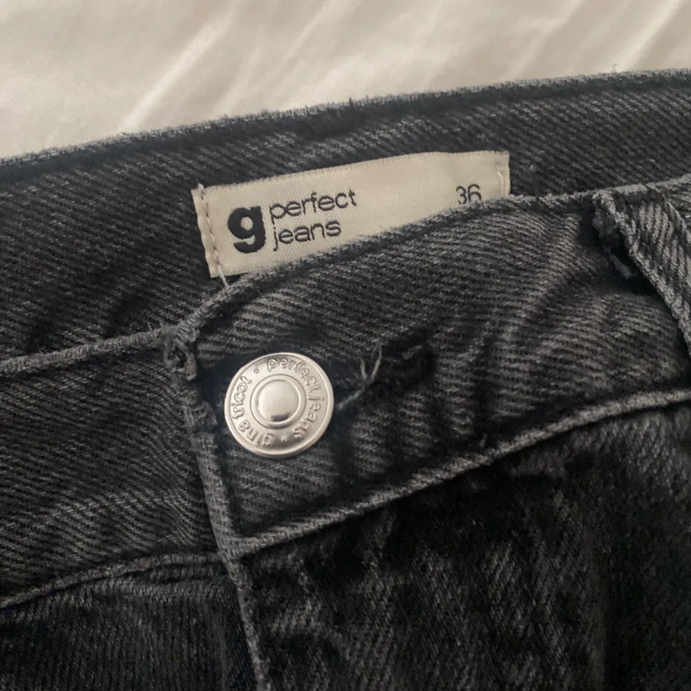 Superfina jeans från Gina i storlek 36 Modellen low straight  Fint skick, nästan som nya🩷 Skriv för egna bilder. Jeans & Byxor.