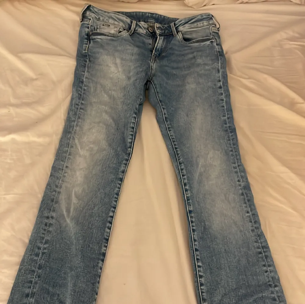 Jättefina pepe jeans köpta second hand. Jättebra skick.  De står waist 28 i byxorna men skulle säga att dem passar S kanske M tillome❤️. Jeans & Byxor.