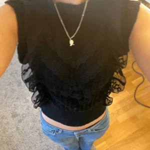 Broderad Zara topp - En jättefin svart broderat topp från Zara som inte säljs i butik längre❤️Använd Max 3 ggr och säljer pga att jag använder den sällan🩷