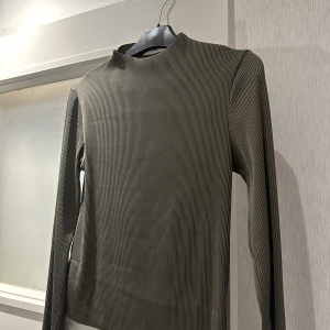 Mörkgrön topp - Mörkgrön topp från mango storlek S. Använd 1 gång. Ordinairepris 399kr