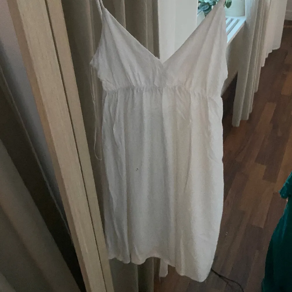 Superfin vit klänning som går ha till sommarn och studenten, knytdetaljer i ryggen🫶🏻💘💘💘 (fläck på spegel ej klänningen) Använd gärna köp nu. Klänningar.