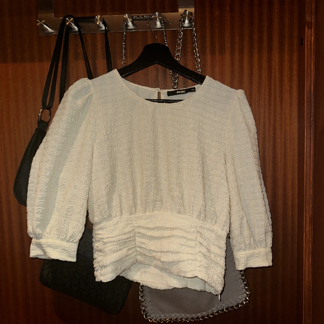 Vit/beige blus från BikBok