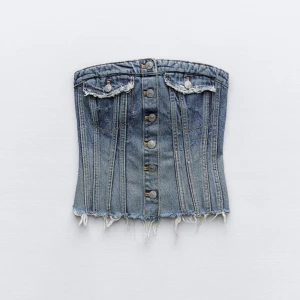 Jeans topp från zara 💞 - Säljer nu min sjukt fina zara topp, min är lite mörkare färg en på bilden och säljs nu mera inte! Och fråga bara om flera bilder så visar jag!💕bara andvänd en gång tidigare, och säljer för 175 då den igeentligen kostar 329 