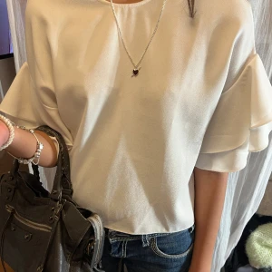 Blus  - Säljer denna snygga blus från Gina❤️❤️