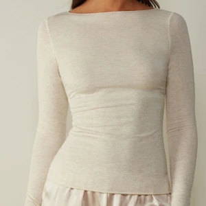 Beige intimissimi tröja - Beige intimissimi tröja i så bra skick! använd endast ett fåtal gånger!!! Skriv om ni har en vit intimissimi tröja då jag är villig att byta mot det också! 