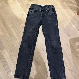 Snygga jeans från ginatricot, storlek 32. Blivit för litet för mig så kommer inte till användning längre 💕 nypris: 400 kronor