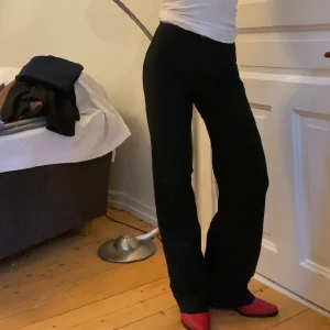 Kostymbyxor - Helt vanliga lååånga kostymbyxor som alla behöver i garderoben! Har så många liknande så säljer dessa. Lite slitna längst ner, skriv så skickar jag bild! ❤️