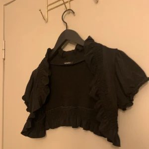 Svart bolero - Så snygg svart bolero, passar perfekt till allt😍😍