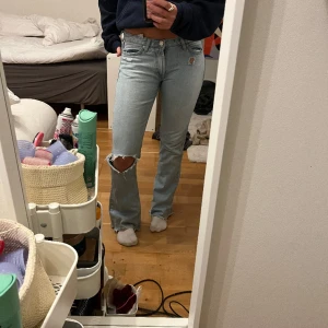 Lågmidjade bootcut Jeans med hål i - Snyggaste jeansen! Jag är 166