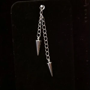 Örhängen - Vi säljer ut alla våra örhängen. Sista chansen! 20 par