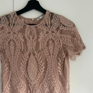 Topp från zara  - Så fin!  Knappt använd. Storlek small.