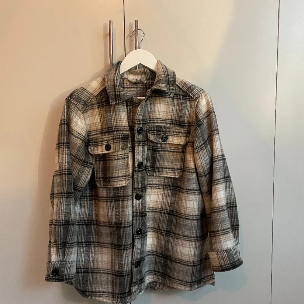 Tunn jacka i storlek xs, från H&M. Kvalitet som ny! . Takit.