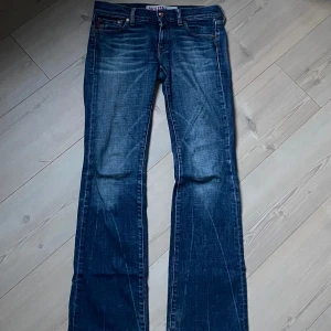 Nolita jeans❣️ - Bootcut och lowwaist. Bra skick men lite slitna längst ner. Säljer för att de är för små på mig. Innerbenslängden: 79-80cm Jätte fina fickor❣️De ser lite mörkare ut på bilden!! Säljer även dessa på vinted och där är frakten billigare/ Elsa.hoglund