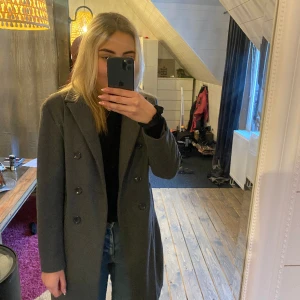 Lång kappa - Fin grå kappa i väldigt fint skick, säljer den då den inte kommer till användning😊