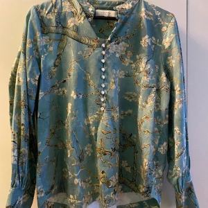 Blus från my Aurora - Vacker bomullsblus i strlk M, nypris 1599kr, använd två ggr. 