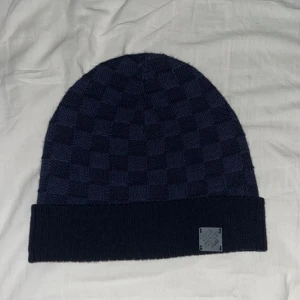 Luis vuitton mössa.  - Luis vuitton mössa. Nya modellen i strlk M. Bra skick, inga skador!