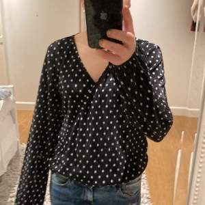 Så fin blus till sommaren, från Gina tricot i storlek M. Skulle säga att den passar xs-M beroende på hur man vill ha den, den är ganska lös, men om man vill kan man ju spänna fast säkerhetsnålar💓