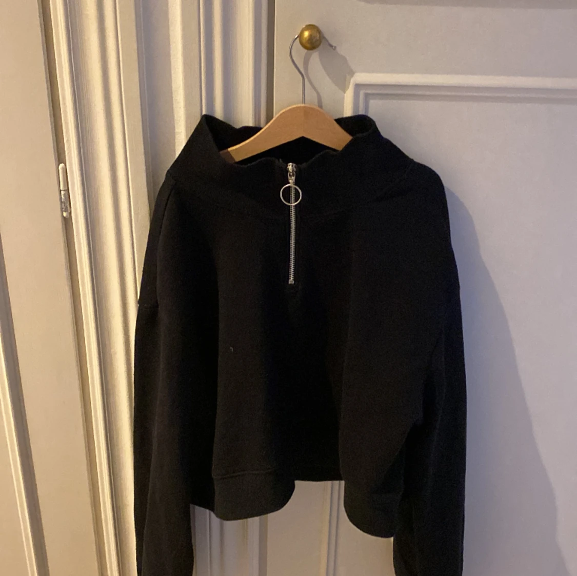 Svart tjock tröja med dragkedja 