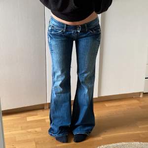 Skit snygga pepe jeans, low waisted bootcut i storlek W30 L32. Innerbenslängd 79cm midjemått 40cm. Kolla min profil för liknande💕☺️