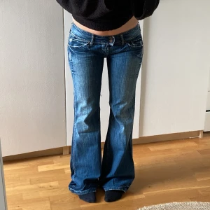 Lågmidjade bootcut jeans - Skit snygga pepe jeans, low waisted bootcut i storlek W30 L32. Innerbenslängd 79cm midjemått 40cm. Kolla min profil för liknande💕☺️