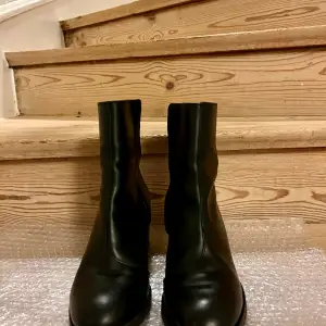 Fin klassisk boots från WERA med 6cm klackar och i svart färg. Skicka ett mejl om önskar flera bilder av skorna och några frågor. 