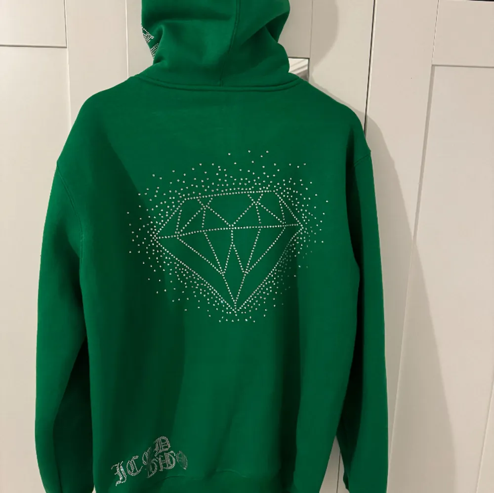 Grön rhinestone hoodie som det står ”ICED OUT” på med en stor fin diamant på ryggen:). Hoodies.