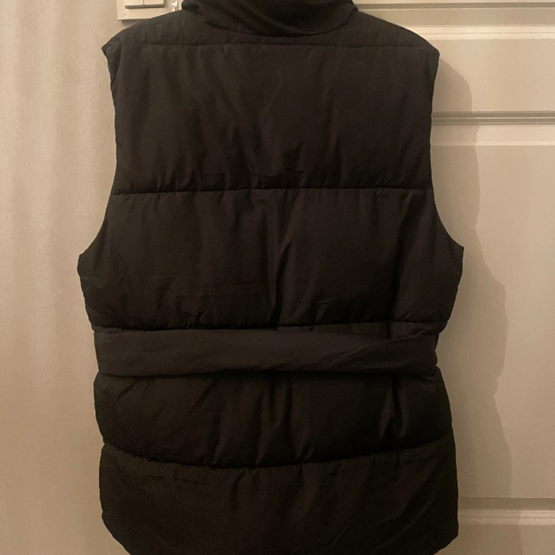 Svart puffväst