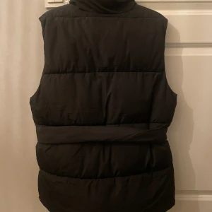 Svart puffväst  - Svart puffväst från Lindex , strl M. Aldrig använd, originalpris 499kr.