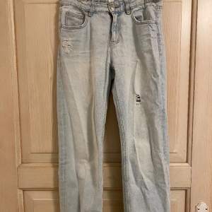 Säljer dessa super snygga jeans från Gina tricot🩵 bra skick, storlek 158, passform: straight Original pris 299kr, jag säljer dem för 249kr😊 priset går att diskuteras! Tar endast Swish! Kontakta mig om du är intresserad av att köpa!🤍🥰