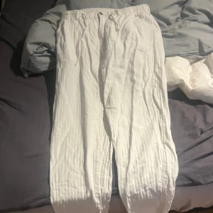 Oanvända Linne Byxor Lindbergh  - Oanvända Linnd byxor från Lindbergh. Riktigt fräscha och sköna i storlek M passar perfekt för sommar. Diskuterar priset.