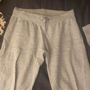 Champion mjukisar - Säljer dessa sjukt fina champion mjukisar som tyvvär inte passar mig längre dom har några st vita färgfläckar som inte går bort därav priset 