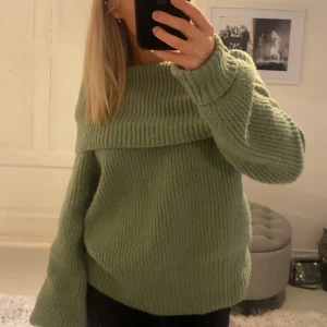 Stickad off shoulder - Grön stickad off shoulder tröja från Gina tricot som tyvärr inte kommer till användning längre. Bra skick❣️