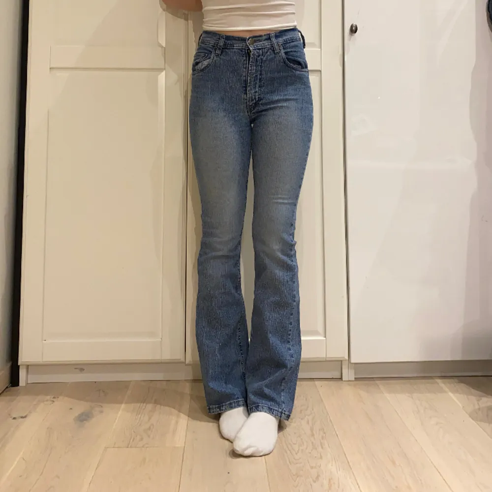 stretchiga o vintage tvätt😍 midja 34 (hög midja) o innerben 80 cm! . Jeans & Byxor.