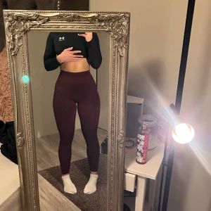 alphalete tights - använt 2 gånger till gymmet men tycker inte om färgen på mig. Inga fel alls och älskar materialet. Märke: Alphalete Size: S Pris: 550 kr  Färg: sangria