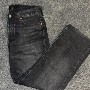 Levis 501 - säljer ett par klassiska 501or i storlek 32W och 30L dem är i mycket bra skick. Kan även va öppen för byte mot vissa klädesplagg, tveka inte på att höra av dig!