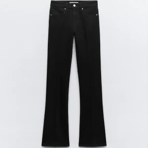 Zara jeans - Jeans från zara i strl 34. Knappt använda, säljer då de ej kommer till användning.